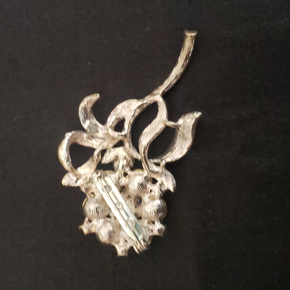 Beautiful Rhinestone Silvertone Rose Pendant - Picture 3 of 4